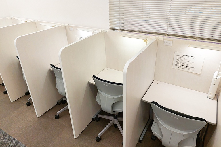 充実の学習環境:自習スペースは1人ひとり区切られているため、しっかりと自分の勉強に集中できます!