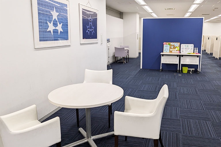 充実の学習環境:オープンな環境のフリースペース。お気軽にご質問・ご相談などをしていただけます。