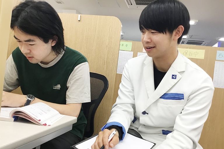 充実の学習環境:個別指導ブース。演習中も講師がいつも隣にいて、質問がしやすい環境です。