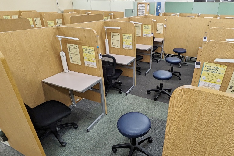 充実の学習環境:個別指導ブース。演習中も講師がいつも隣にいて、質問がしやすい環境です。