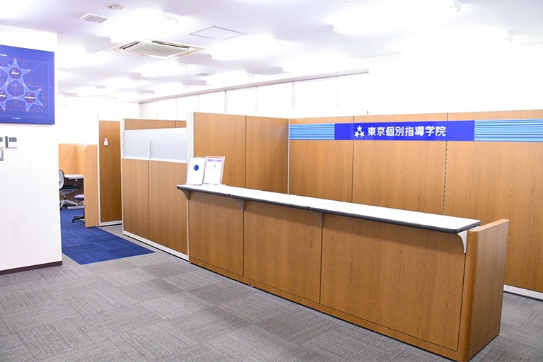 充実の学習環境:教室で何かわからないことがあれば、受付カウンターまでお気軽にご相談ください。