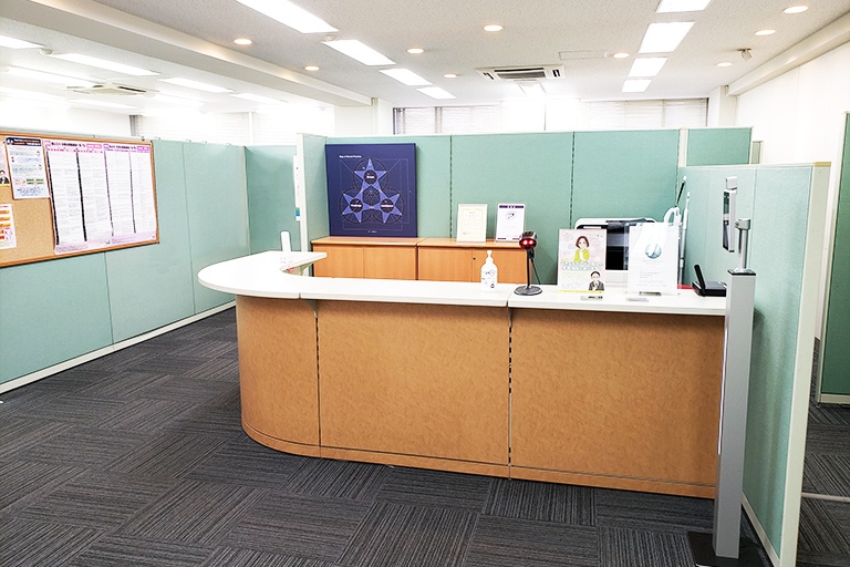 充実の学習環境:教室で何かわからないことがあれば、受付カウンターまでお気軽にご相談ください。