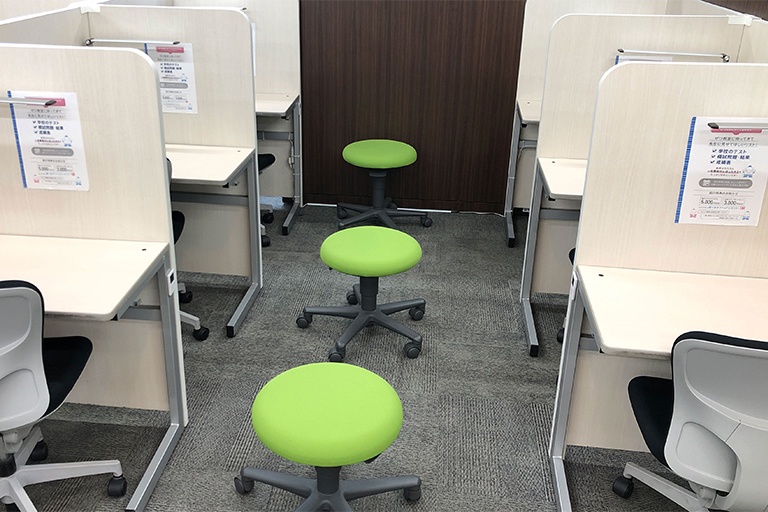 充実の学習環境:授業は講師1名につき生徒2名までの個別指導。きめ細かな指導で着実に力を伸ばします。