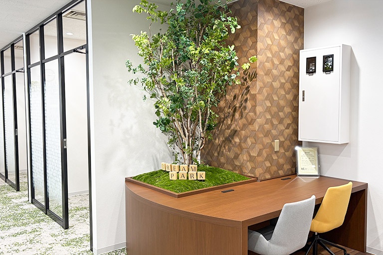 充実の学習環境:オープンな環境のフリースペース。お気軽にご質問・ご相談などをしていただけます。