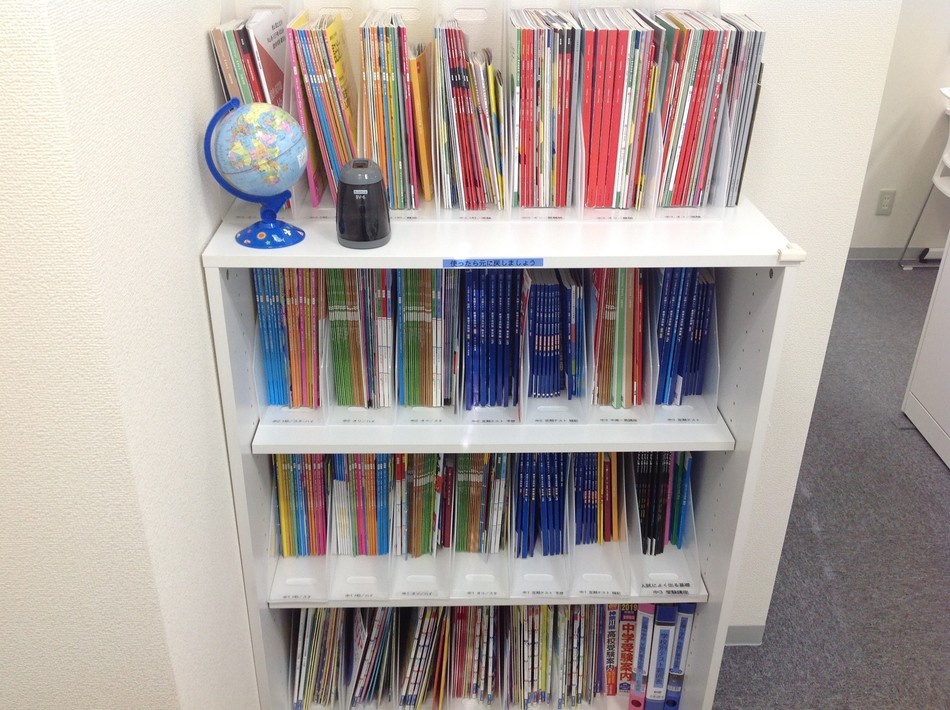 充実の学習環境:進研ゼミや副教材が豊富に揃っております♪