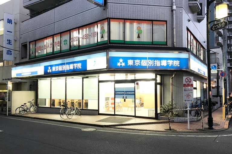 充実の学習環境:教室はこちら。安心・安全の立地です。