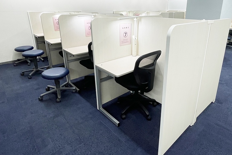 充実の学習環境:個別指導ブース。演習中も講師がいつも隣にいるので、質問がしやすい環境です。