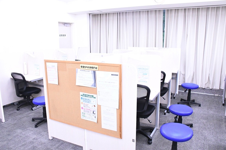 充実の学習環境:教室は4階と5階に分かれているため、ゆったりした授業スペースで学習することができます。(4F)