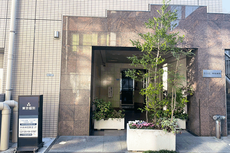 充実の学習環境:教室の入口はこちら。安心・安全の立地です。