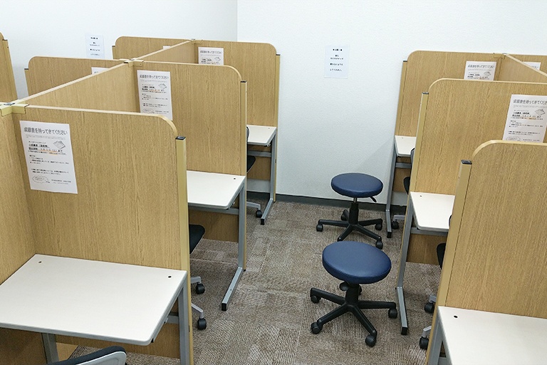 充実の学習環境:個別指導ブース。演習中も講師がいつも隣にいて、質問がしやすい環境です。