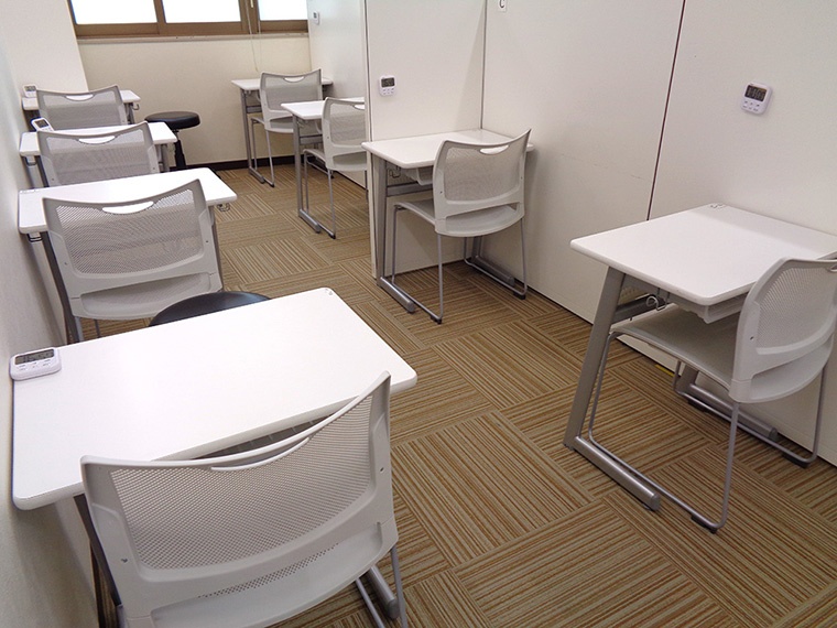 充実の学習環境:レッスンでは生徒の座席の中心にコーチが座るため、質問をしやすく、またコーチも生徒の様子をすぐうかがえるのでコミュニケーションが苦手な方でも安心です。