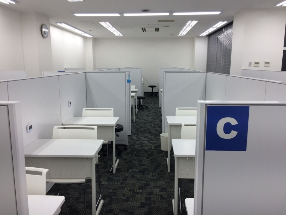 充実の学習環境:レッスンブースです。明るく清潔感のある教室で、生徒さんが勉強に集中しやすい学習環境が整っております。