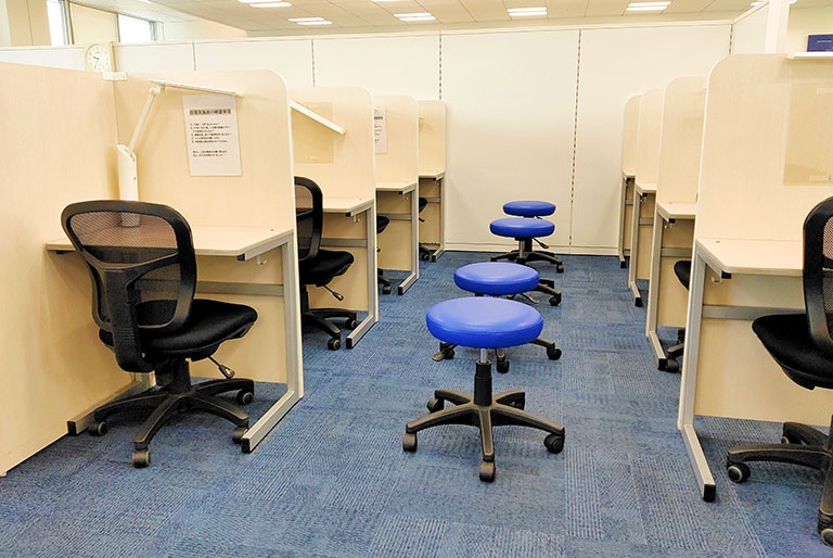 充実の学習環境:パーテーションで区切られた集中しやすいブースでレッスン。