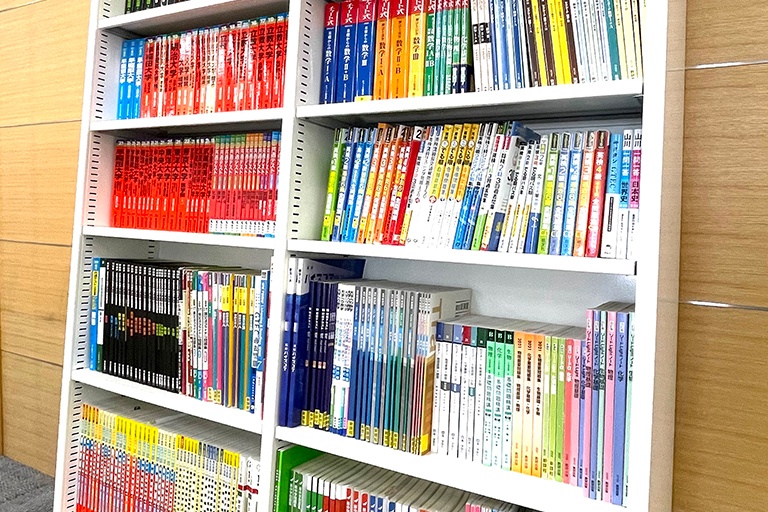 充実の学習環境:対応テキストは十分な種類・量を準備。お子さまの課題や目標に合わせて対応しています。