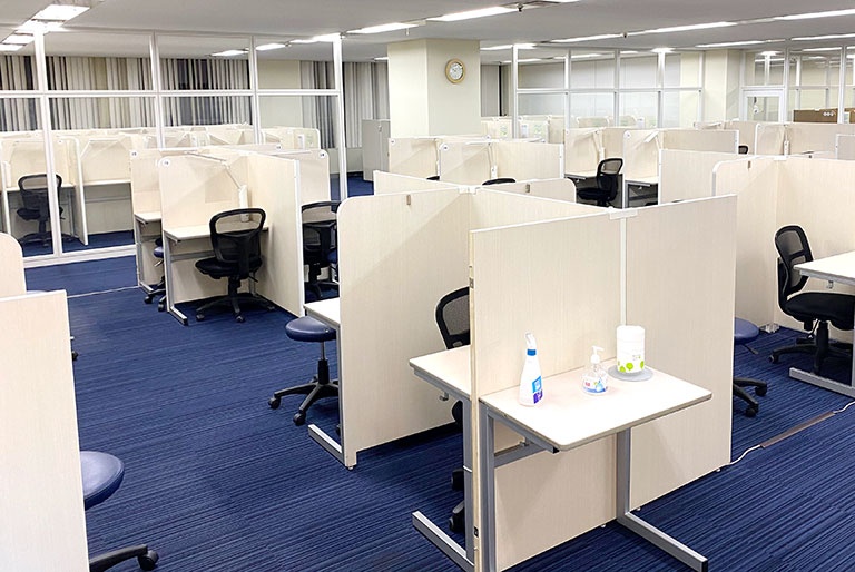 充実の学習環境:個別指導ブース。演習中も講師がいつも隣にいて、質問がしやすい環境です。