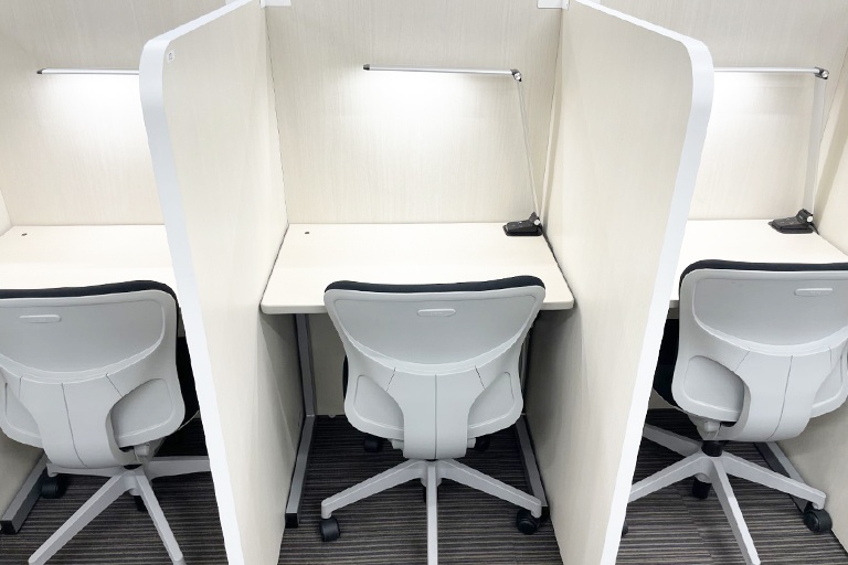 充実の学習環境:パーソナルに区切られた自習席。集中しやすいとご好評いただいています。