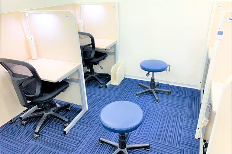 充実の学習環境:個別指導ブース。演習中も講師がいつも隣にいて、質問がしやすい環境です。