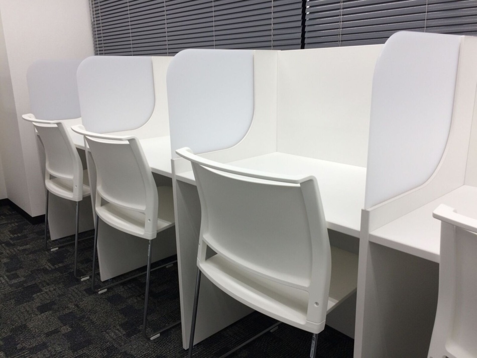 充実の学習環境:パーテーションで区切られた自習スペースです。