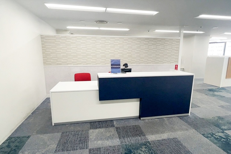 充実の学習環境:開放的な受付カウンター。ご質問・ご相談など、どんな小さなことでもお気軽にお声かけください