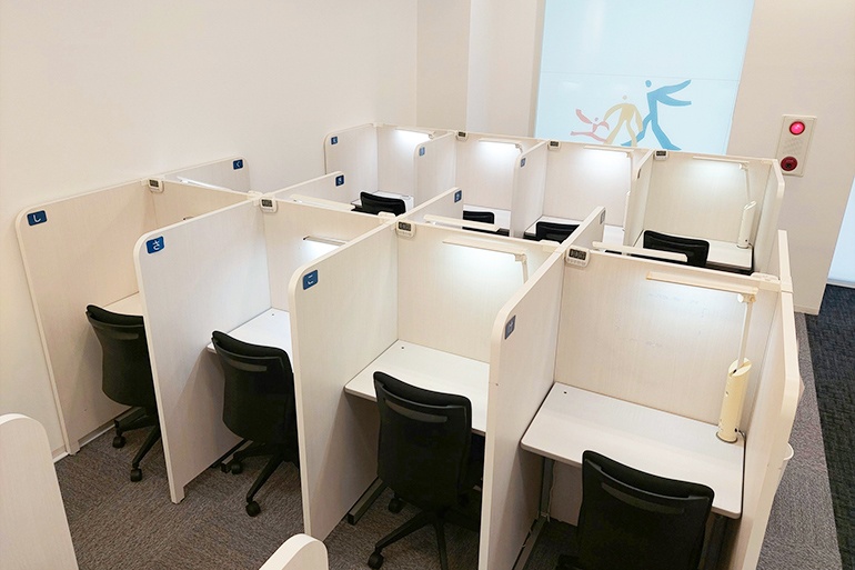 充実の学習環境:開講時間中14時~21時20分の間でいつでも無料で使える自習スペースです。