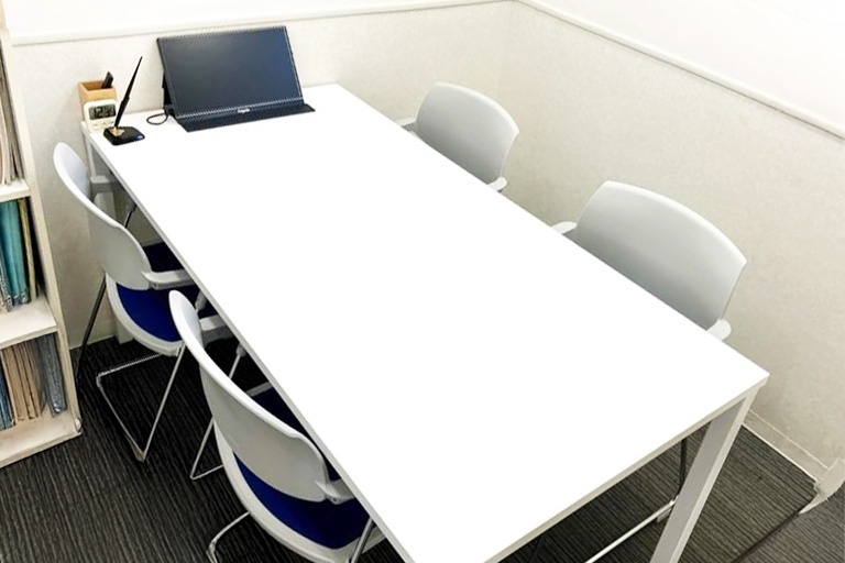 充実の学習環境:面談ブースです。こちらのブースで、定期的に生徒の学習状況や進路について面談をさせて頂いております。お悩みのことなどあればお気軽にご連絡ください。