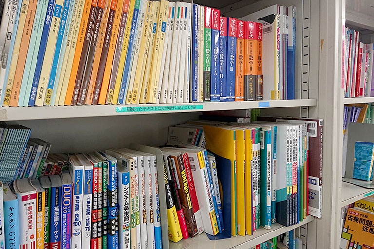 充実の学習環境:対応テキストは50種類以上。お子さまに合ったものを選定し、担当講師がサポート。