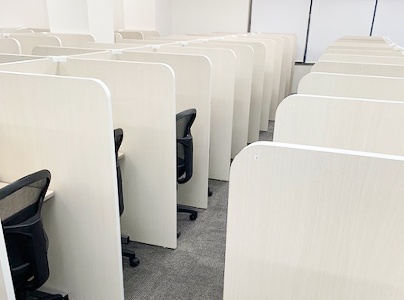 充実の学習環境:パーソナルに区切られた自習スペース。集中しやすいとご好評いただいています。