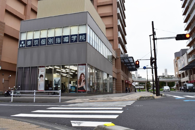 充実の学習環境:教室はこちらの建物の2階。小手指駅北口から直結通路も利用できる通いやすい立地です。