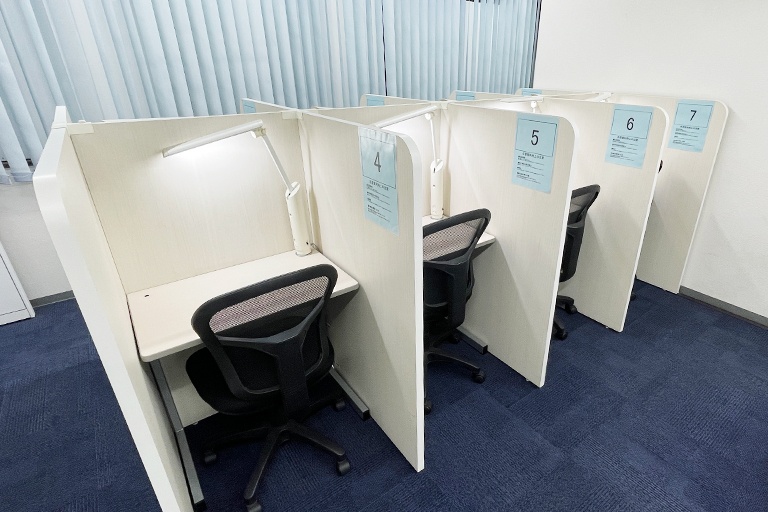充実の学習環境:無料で使用できる自習席。集中しやすいと評判です。