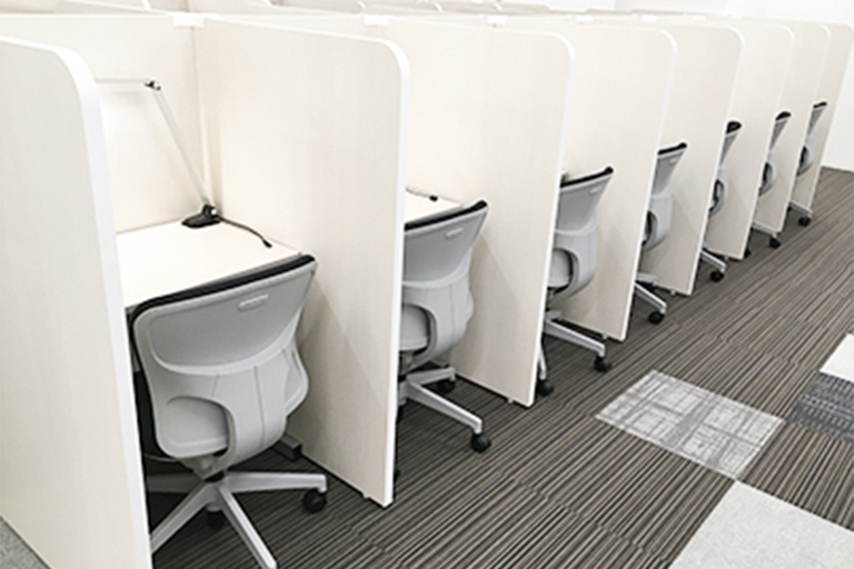 充実の学習環境:静かで集中しやすい自習スペース。