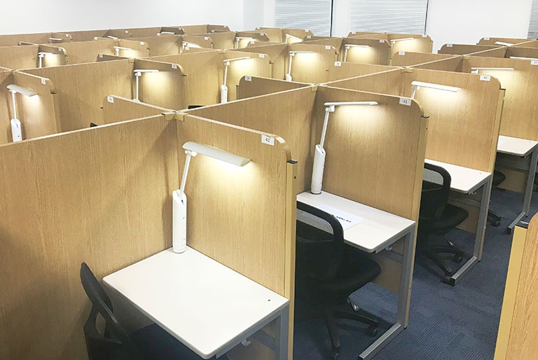 充実の学習環境:パーテーションで区切られた集中しやすいブースでレッスン。