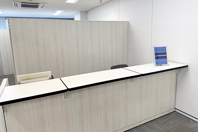 充実の学習環境:教室で何かわからないことがあれば、受付カウンターまでお気軽にご相談ください。