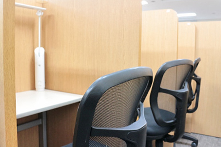 充実の学習環境:無料で使用できる自習席。集中しやすいと評判です。