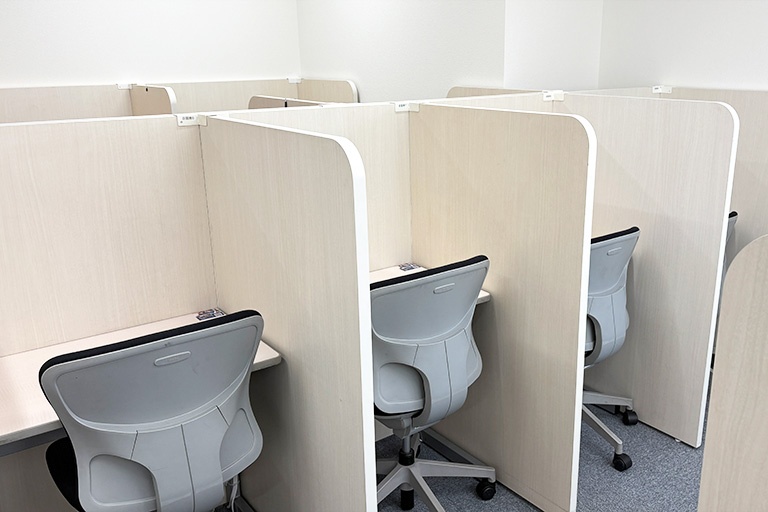 充実の学習環境:自習席は予約なし、無料でご利用できます。授業がない日でも、教室が開いているときにはいつでもご利用可能です。