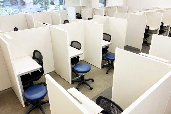 充実の学習環境:集中しやすいようパーテーションで区切られた席で、講師と二人三脚による授業を実施。