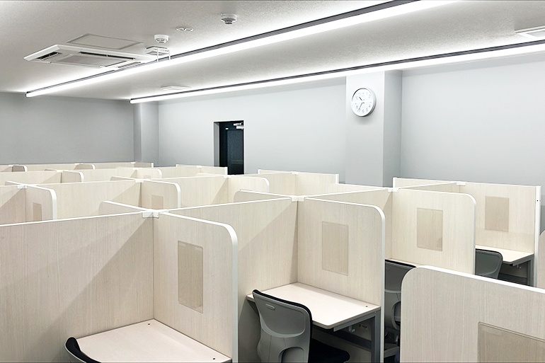 充実の学習環境:個別指導ブース。演習中も講師がいつも隣にいて、質問がしやすい環境です。