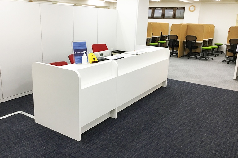 充実の学習環境:開放的な受付カウンター。ご質問・ご相談など、どんな小さなことでもお気軽にお声かけください