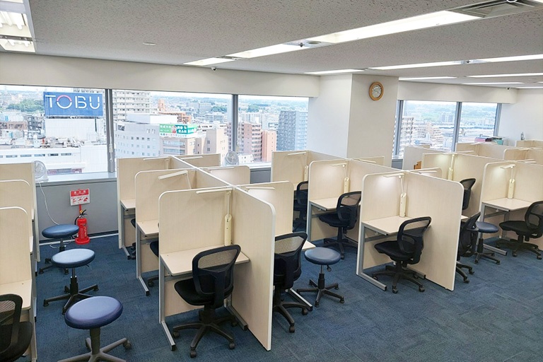充実の学習環境:パーテーションで1人ずつ区切られているので、自分の勉強に集中できます。