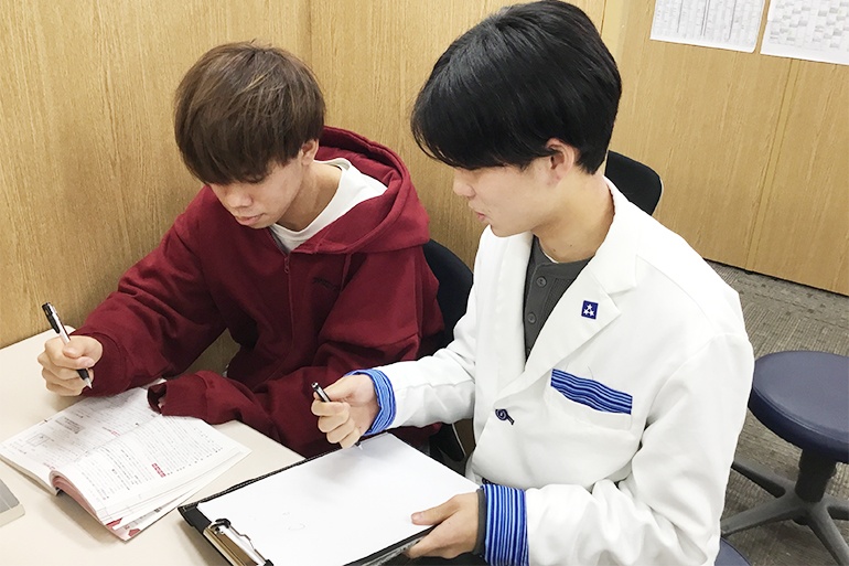 充実の学習環境:個別指導ブース。演習中も講師がいつも隣にいて、質問がしやすい環境です。