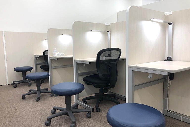 充実の学習環境:個別指導ブース。演習中も講師がいつも隣にいて、質問がしやすい環境です。