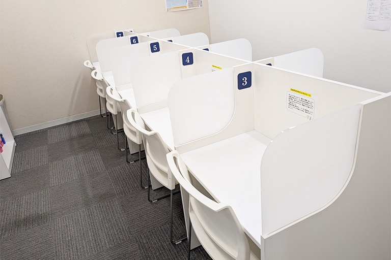 充実の学習環境:自習席もご用意。教室オープン時間は自由にご活用いただけます。