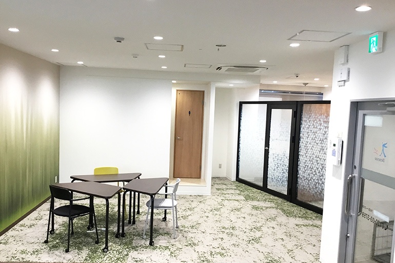 充実の学習環境:明るく清潔なエントランス。入りやすい雰囲気づくりを心がけています。