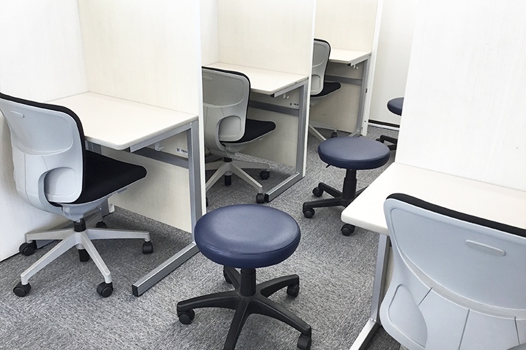 充実の学習環境:授業中は講師が丸椅子に座り、質問がしやすい環境となっています。