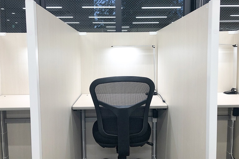 充実の学習環境:自習スペースは1人ひとり区切られた設計。しっかりと自分の勉強に集中できます!