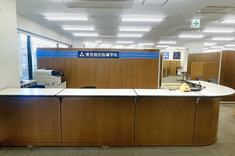 充実の学習環境:開放的な受付カウンター。ご質問・ご相談など、どんな小さなことでもお気軽にお声かけください