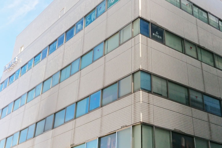 充実の学習環境:鶴見駅近くの通いやすい立地です。