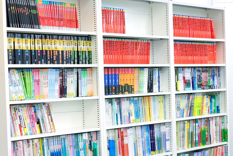 充実の学習環境:対応テキストは十分な種類・量を準備。お子さまの課題や目標に合わせて対応しています。