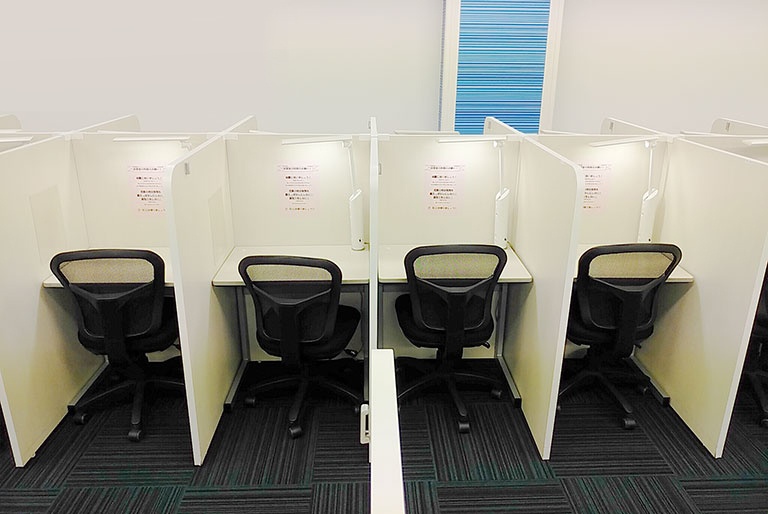 充実の学習環境:無料で使用できる自習席。集中しやすいと評判です。