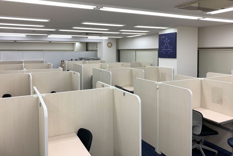 充実の学習環境:パーテーションで区切られた集中しやすいブースでレッスン。