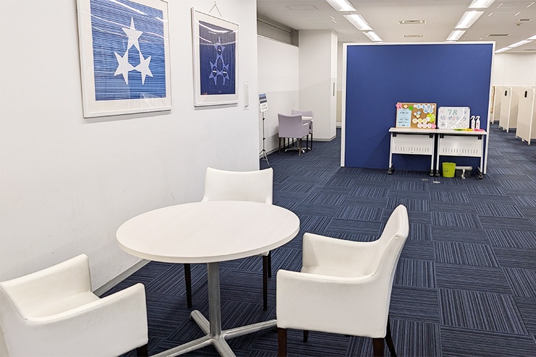 充実の学習環境:オープンな環境のフリースペース。お気軽にご質問・ご相談などをしていただけます。